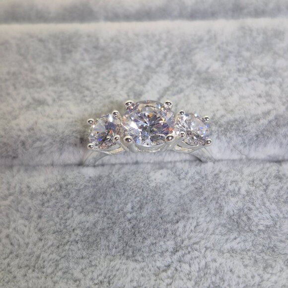 AVON 3 Stone CZ Ring Size 8 - Picture 1 of 5